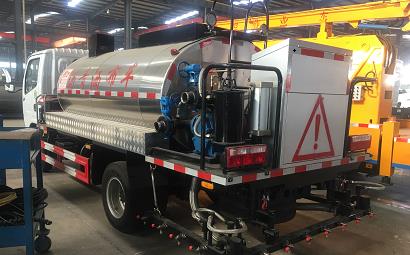 It is strictly forbidden to use the heating system when the fully automatic asphalt spreader is driving